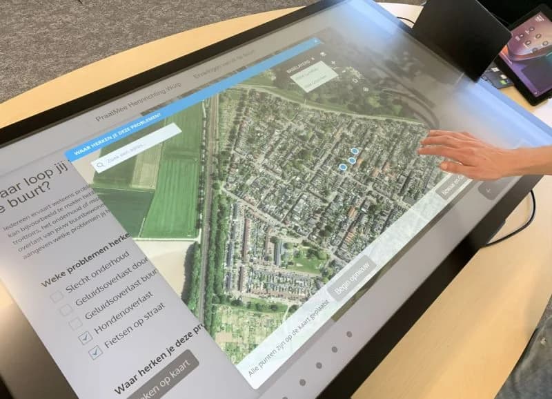 TouchTable Go draagbare interactieve tafel in gebruik tijdens presentatie of workshop
